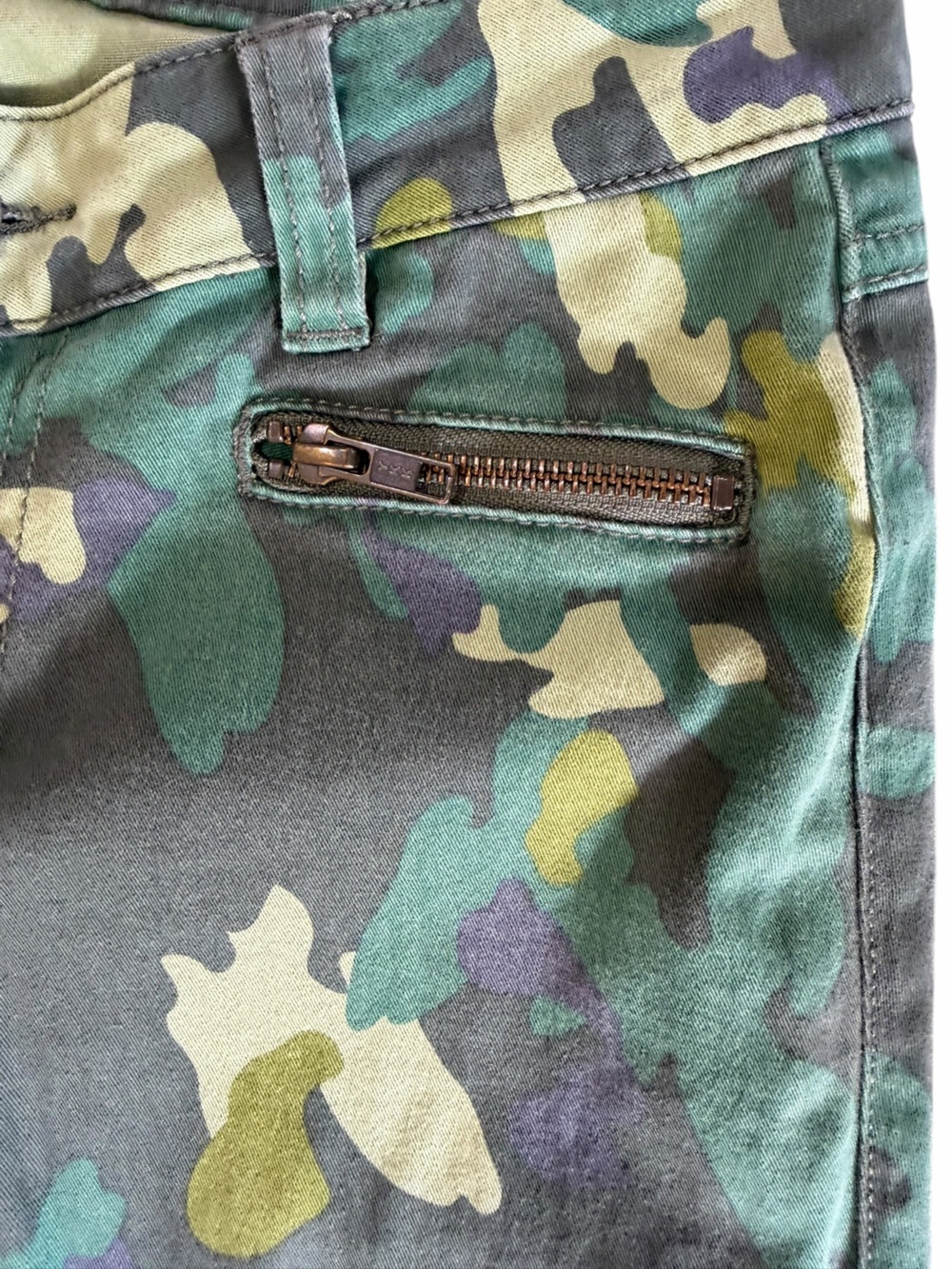 CAbi Camo Skinny Ankle Pants Women’s Size 0 Zip Ankle Stretch Crop Pants - Picture 4 of 11